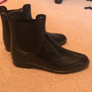 Short rain boots